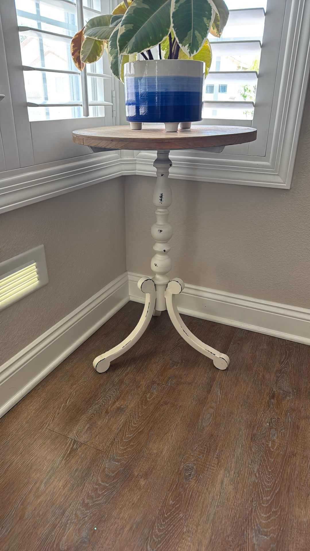 Light Wood Accent/End Table
