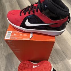 New, Size 5 Y, Nike Team Hustle D6
