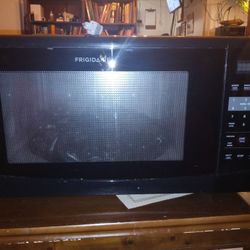 Frigidaire 2.2 Cubic Microwave / 1200 Watts