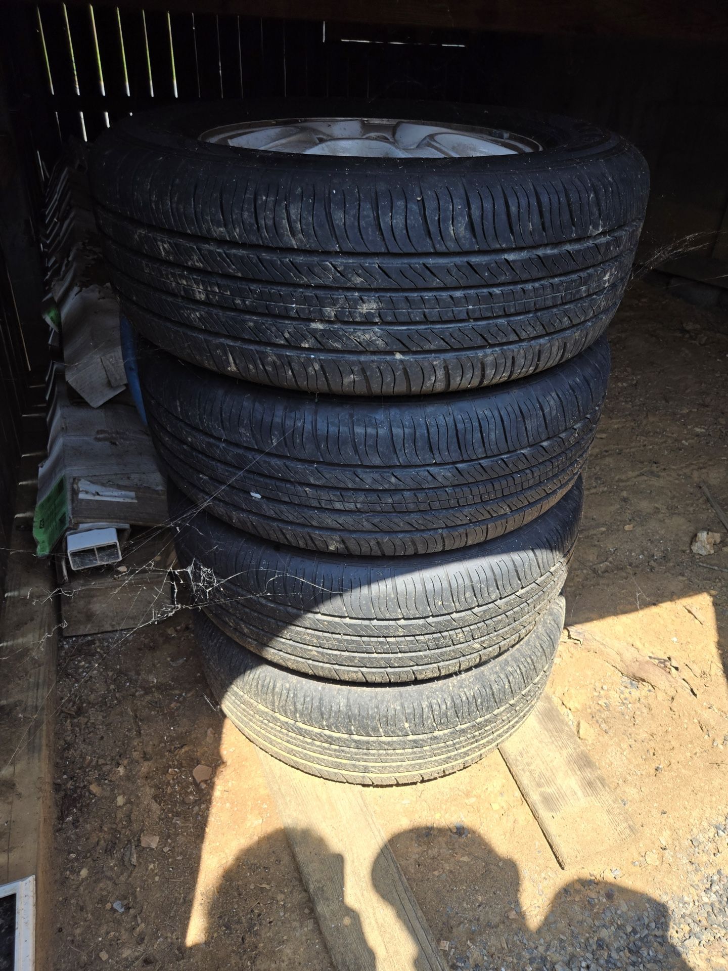 Tires P235 65/r16
