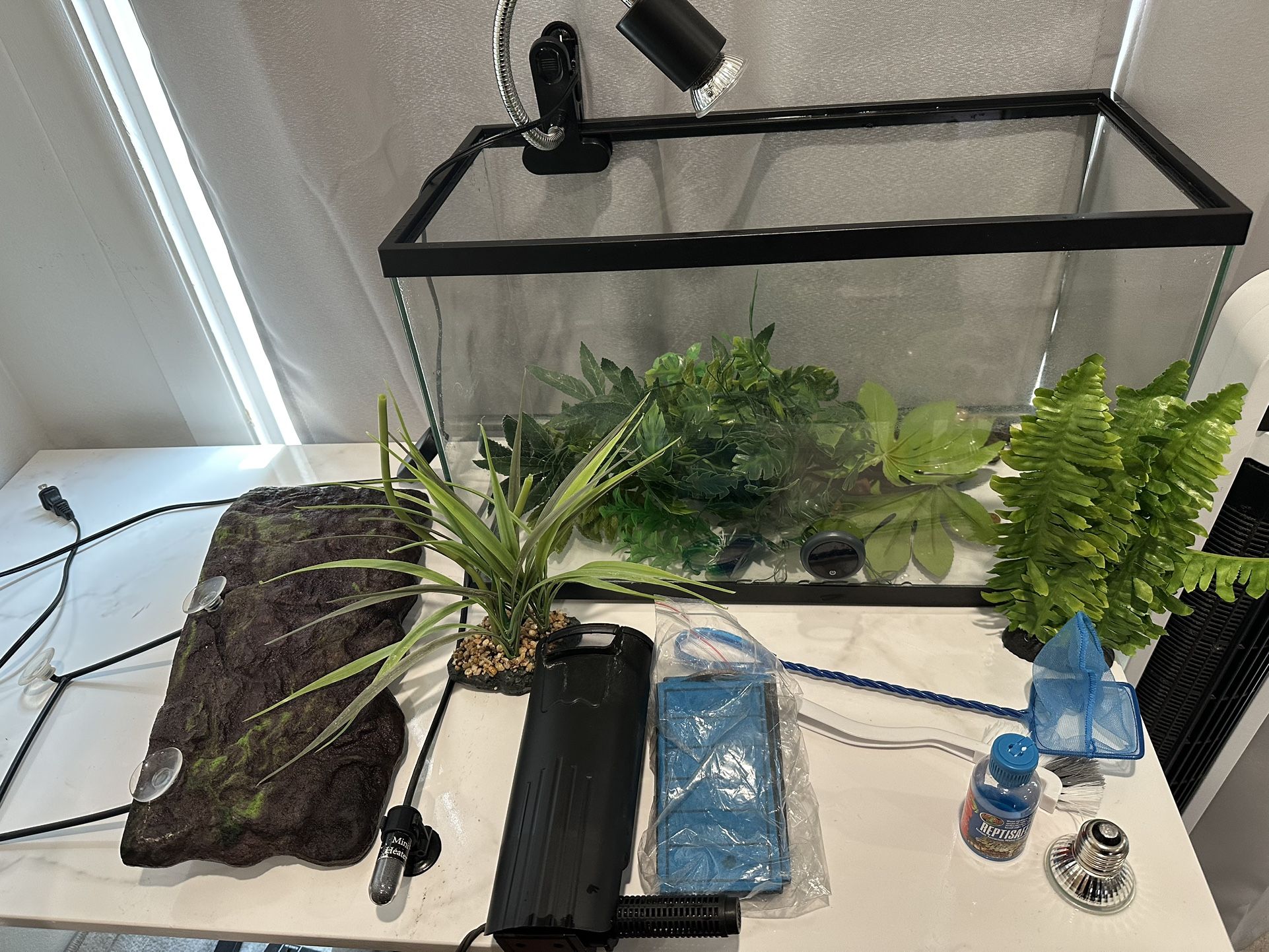 10 Gallon Aquarium With Accessories