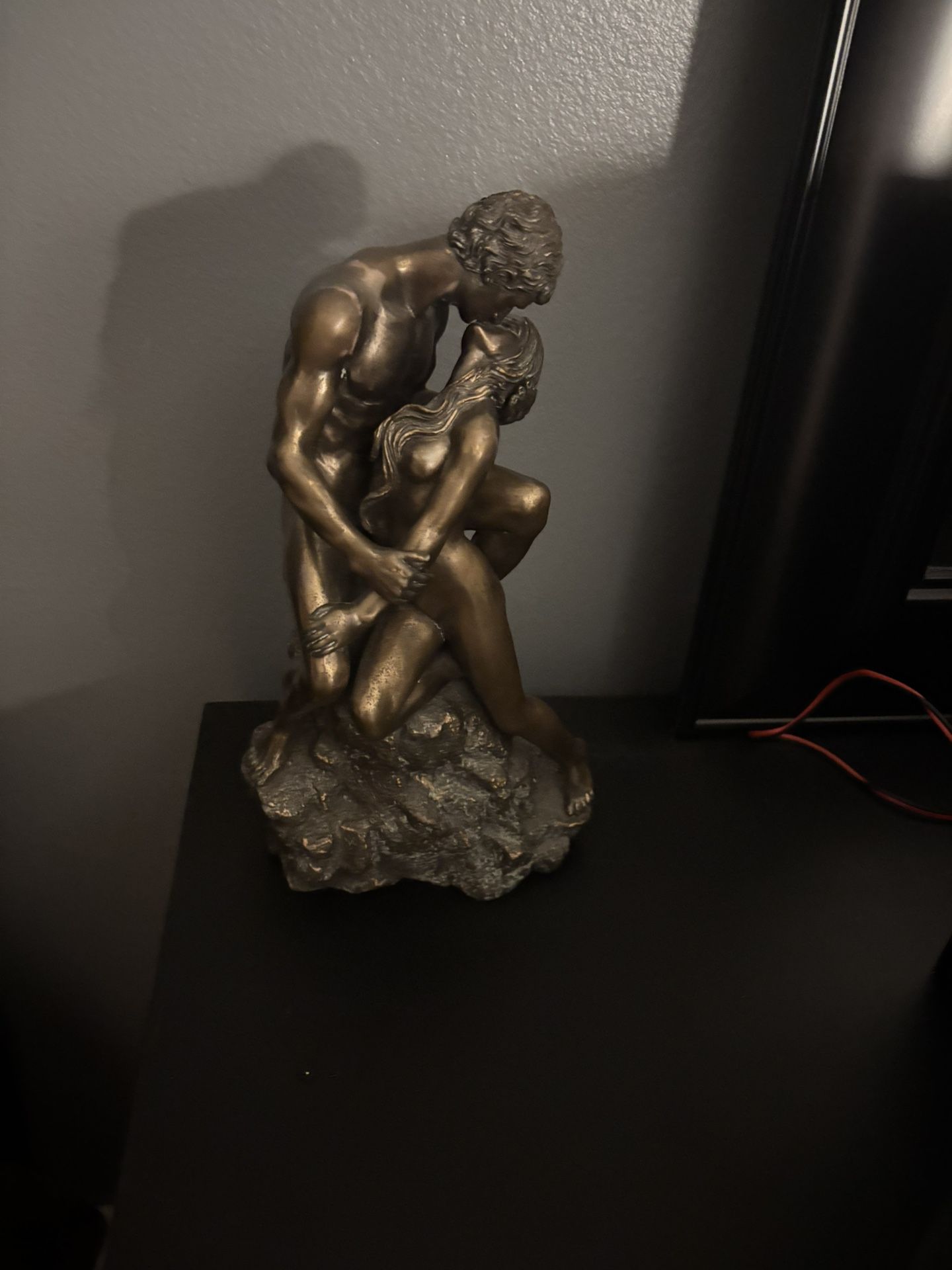 Beautiful Lovers Statue 