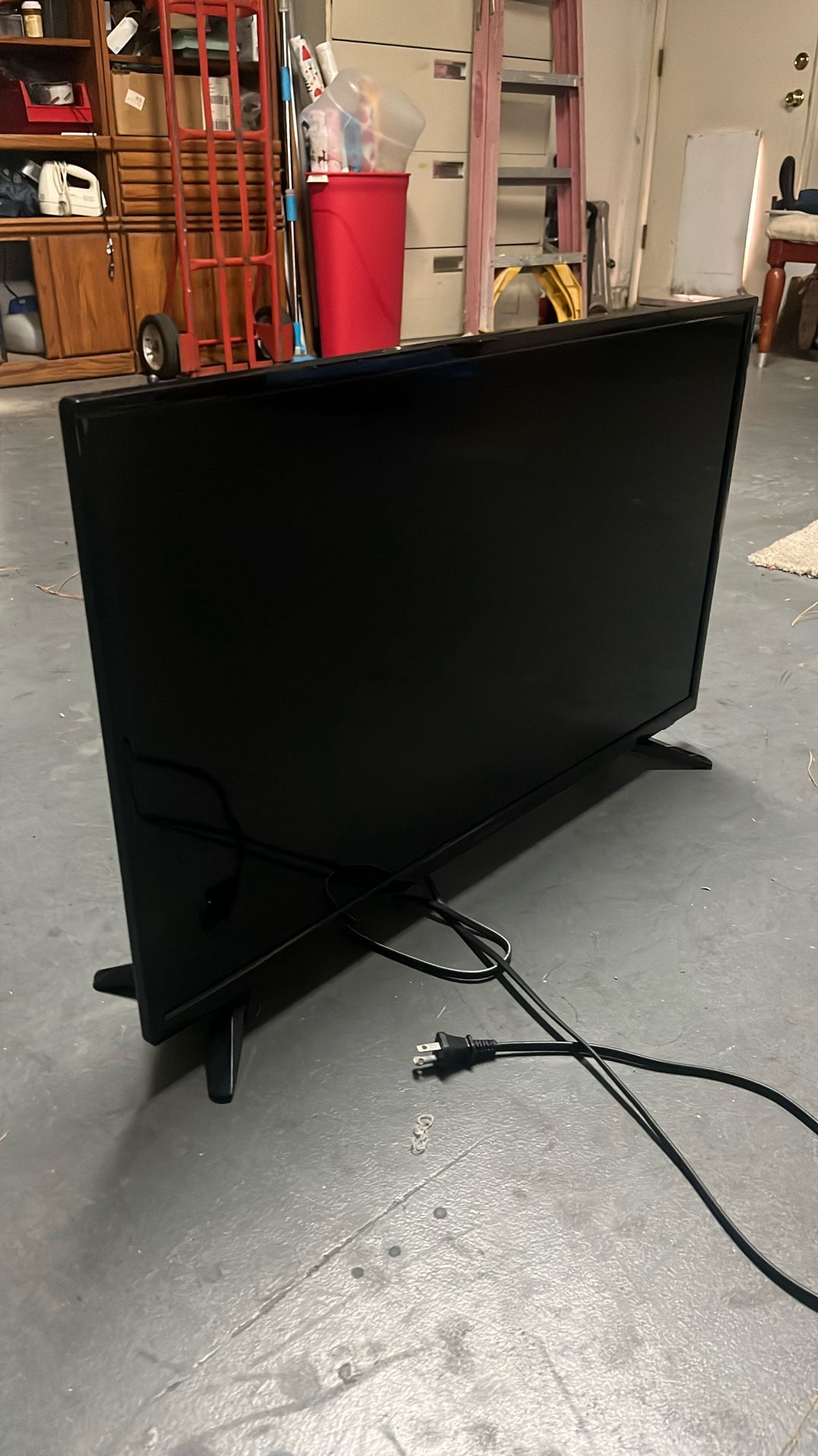 32” insignia TV (no remote)