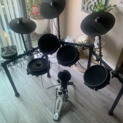 Alesis Nitro Mesh Kit Eight-Piece Electronic Drum Kit with Mesh Heads 