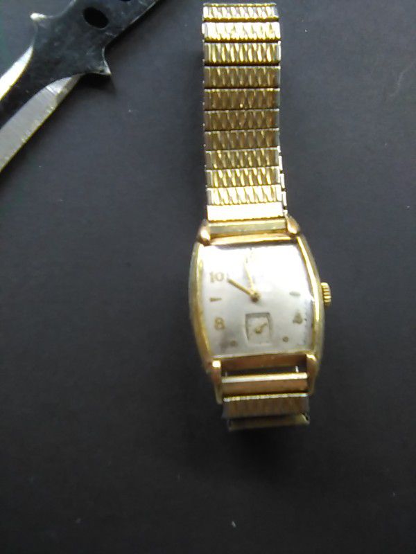 Gold Elgin  watch,  movement model 555 ,,17 jewel, pristeen condition 1950s..wind up...batteries not included. :)