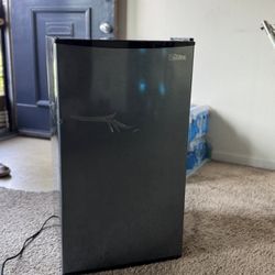 🧊 Midea 3.3 Cu. Ft. Compact Refrigerator – Gray/Black – Excellent Condition! 🖤