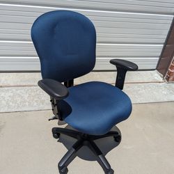 Office Desk Chair Adjustable Height Adjustable Arm Rests Swivel Rolling Arm Chair LIKE NEW Blue Black

Pick up in Deer Park Texas 77536 