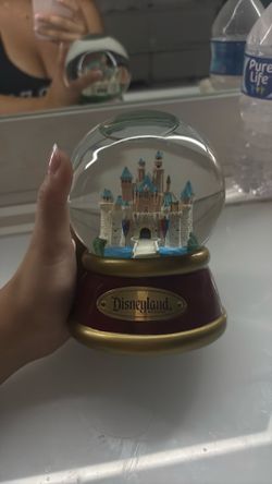 working disneyland castle snowglobe! plays music