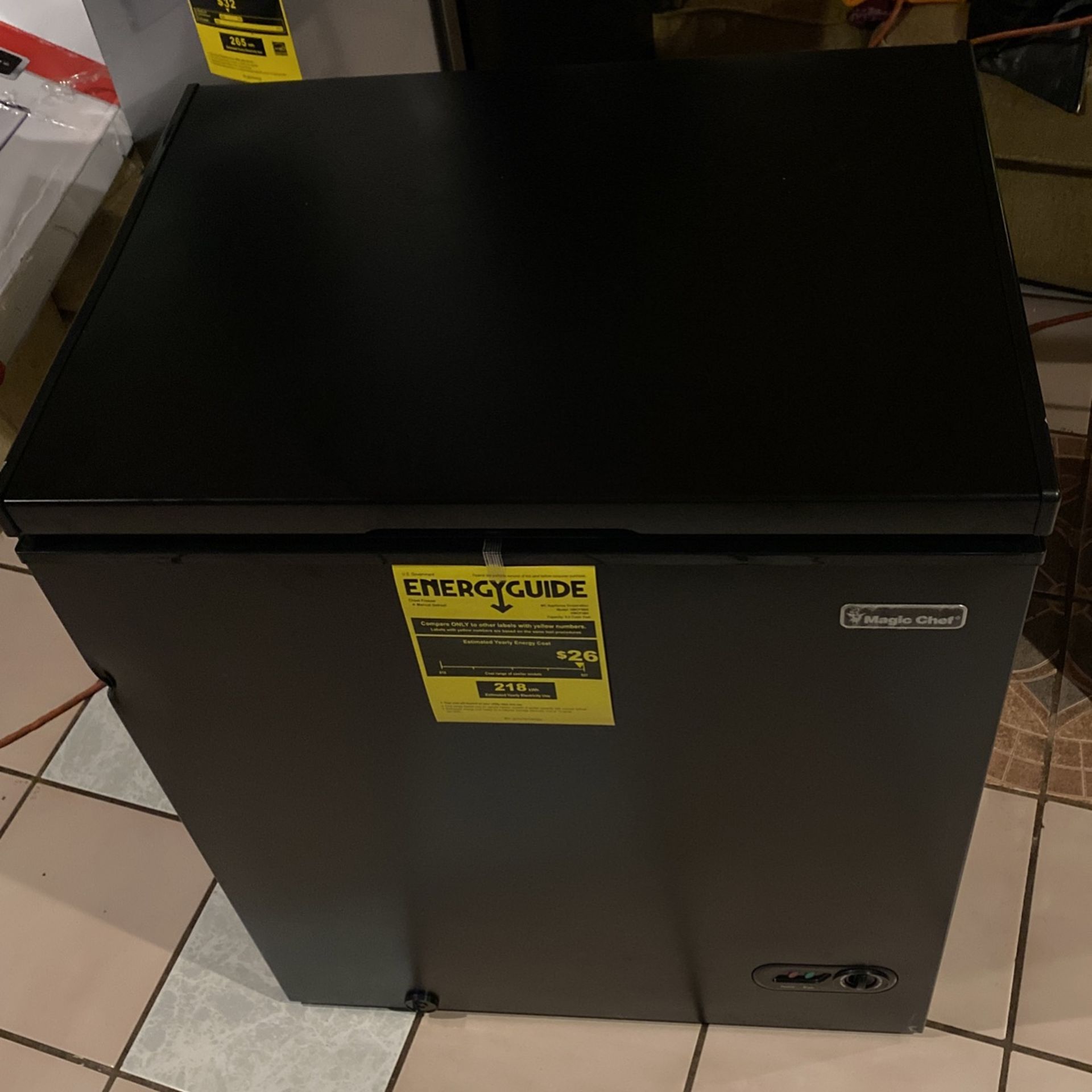 Magic Chef 5.0 cu. ft. Chest Freezer in Black Una Semana De Garantía
