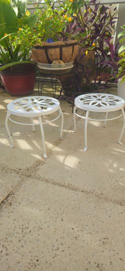 2 plant stands