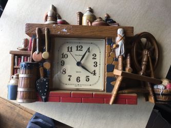 Vintage hard plastic quartz clock