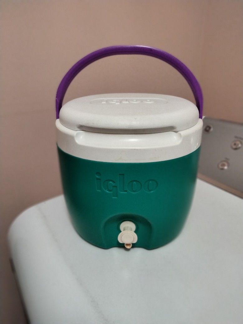 2 Gallon Igloo Round Beverage Dispenser