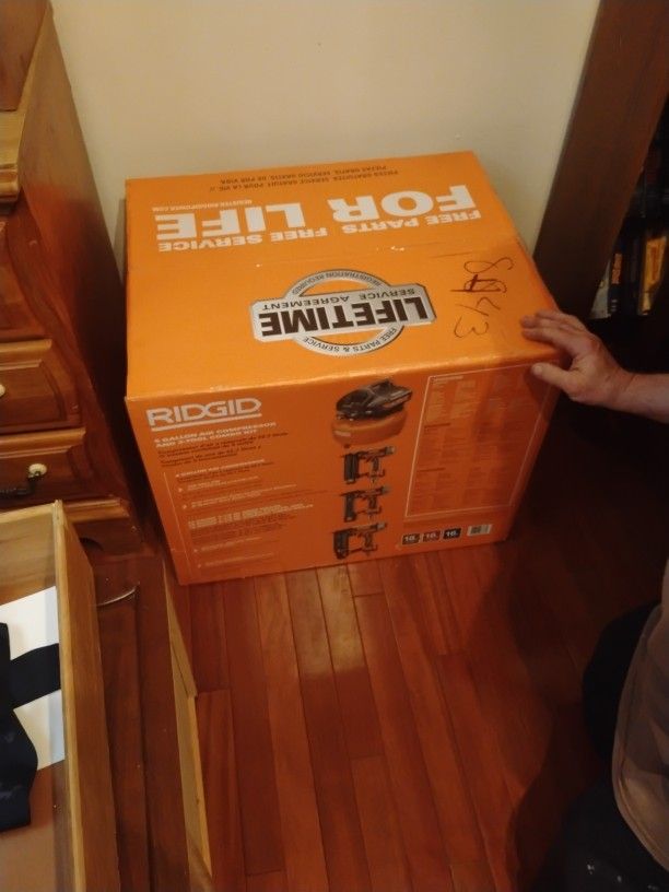 6 Gallon Air Compressor / Tool Combo Kit