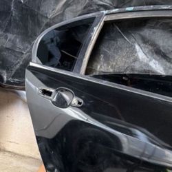 G8 Gt Right Rear Door Window