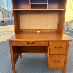 Pottery Barn desk with hutch/ escritorio con repisero marca Pottery Barn