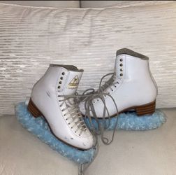 Jackson competitor Figure skates with blade covers
