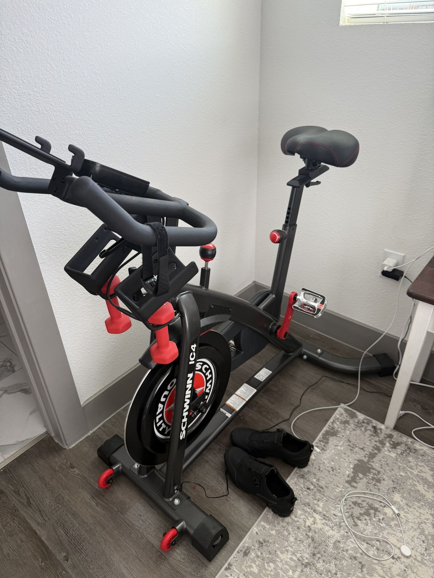 Schwinn IC4 Indoor Cycling Bike – Excellent Condition + Extras!