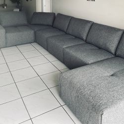 Sectional sofa/Sleeper Laney Rooms To go