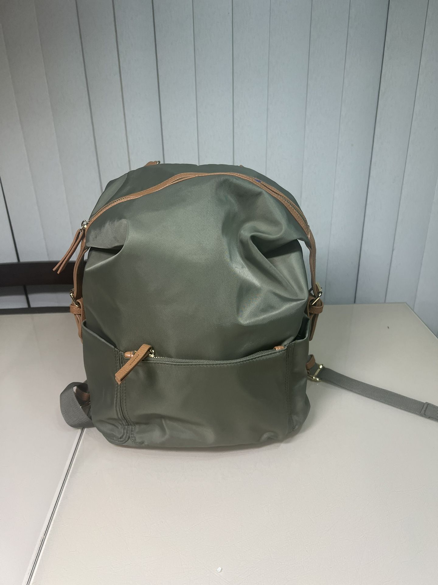 Tommy Bahama Back Pack Green Overall Good Condition Read Imperfections. Pre owned in good condition with some minor blemishes and imperfections. The o