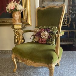  Very  Gorgeous  Victorian chair With  Pillow It’s not include the stands