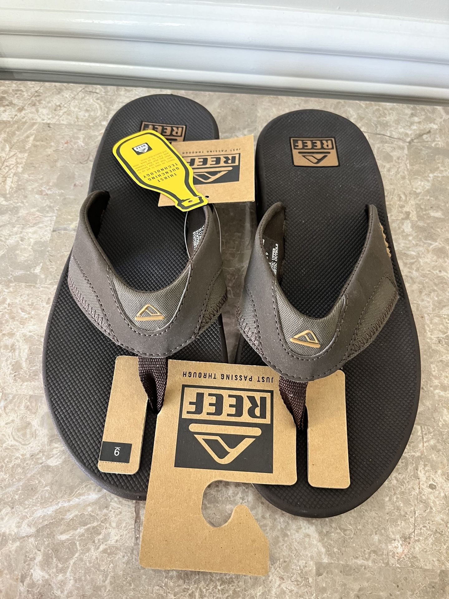 REEF Men’s Sandals With Bottle Opener Size 9