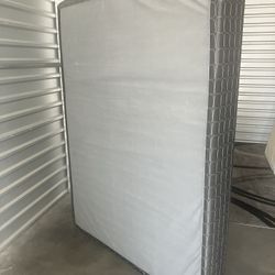 FREE DELIVERY 🚚😃Queen Size Box Spring/Foundation Only