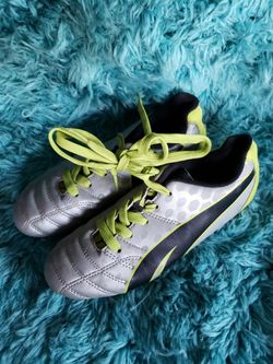 Soccer shoes