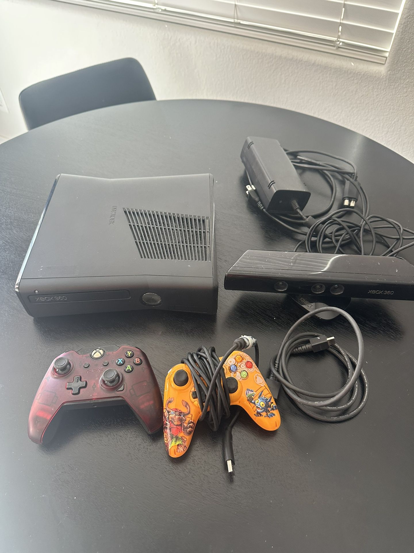 Xbox 360 S 250 GB (Kinect, Controllers & Games Included)
