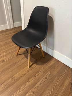 Accent Eames black chair