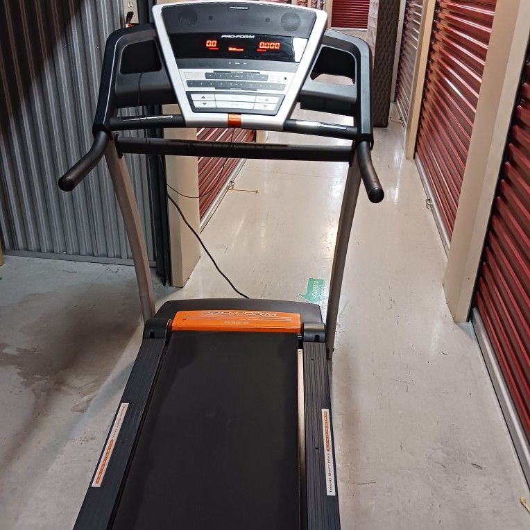 Proform 675E Treadmill for Sale in Sanford, FL OfferUp