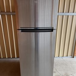 WHIRLPOOL STAINLESS STELL REFRIGERATOR $300 OBO *** EVERYTHING WORKS GREAT, 90 DAY WARRANTY,  DELIVERY AVAILABLE 