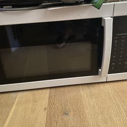 Giant Microwave With Vent 