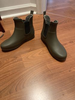 Women’s dark green rain boots size 7