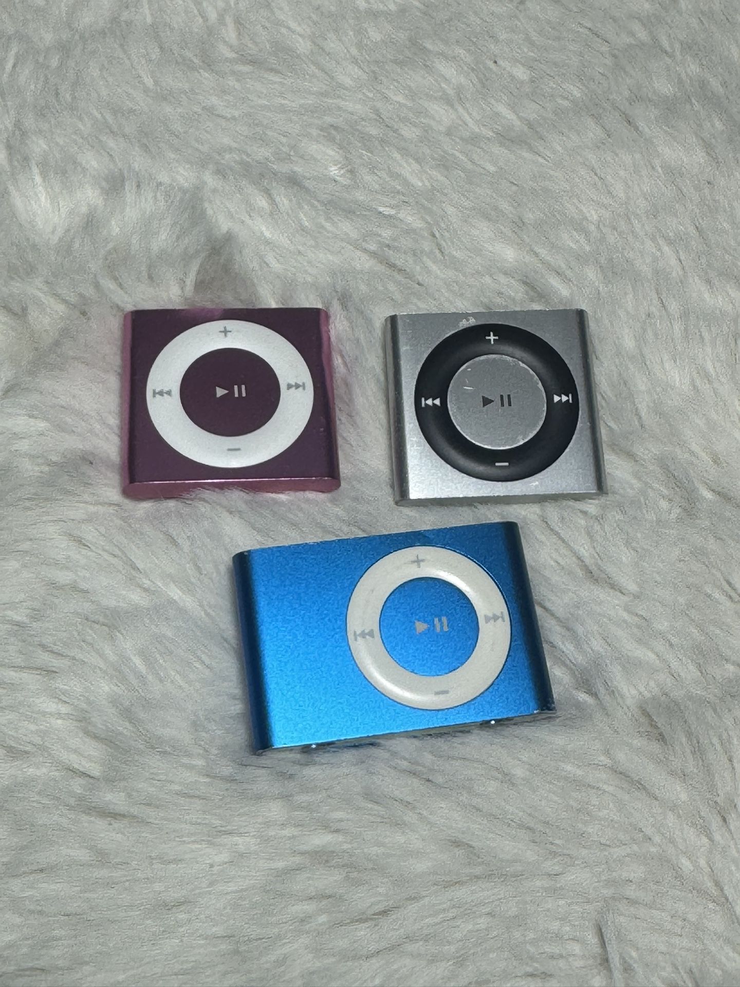 (3) iPod shuffle for parts or repairs (read)