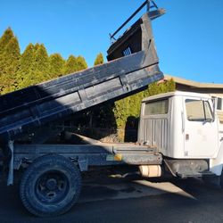 1986 International S4900 Dump Bed Diesel Automatic, 5yard ,  Milage 260,000 Truck Runs Good Everything In Good Working Condition 