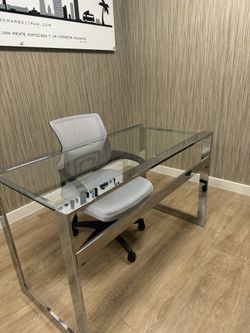 Like Brand New Desk And Chair