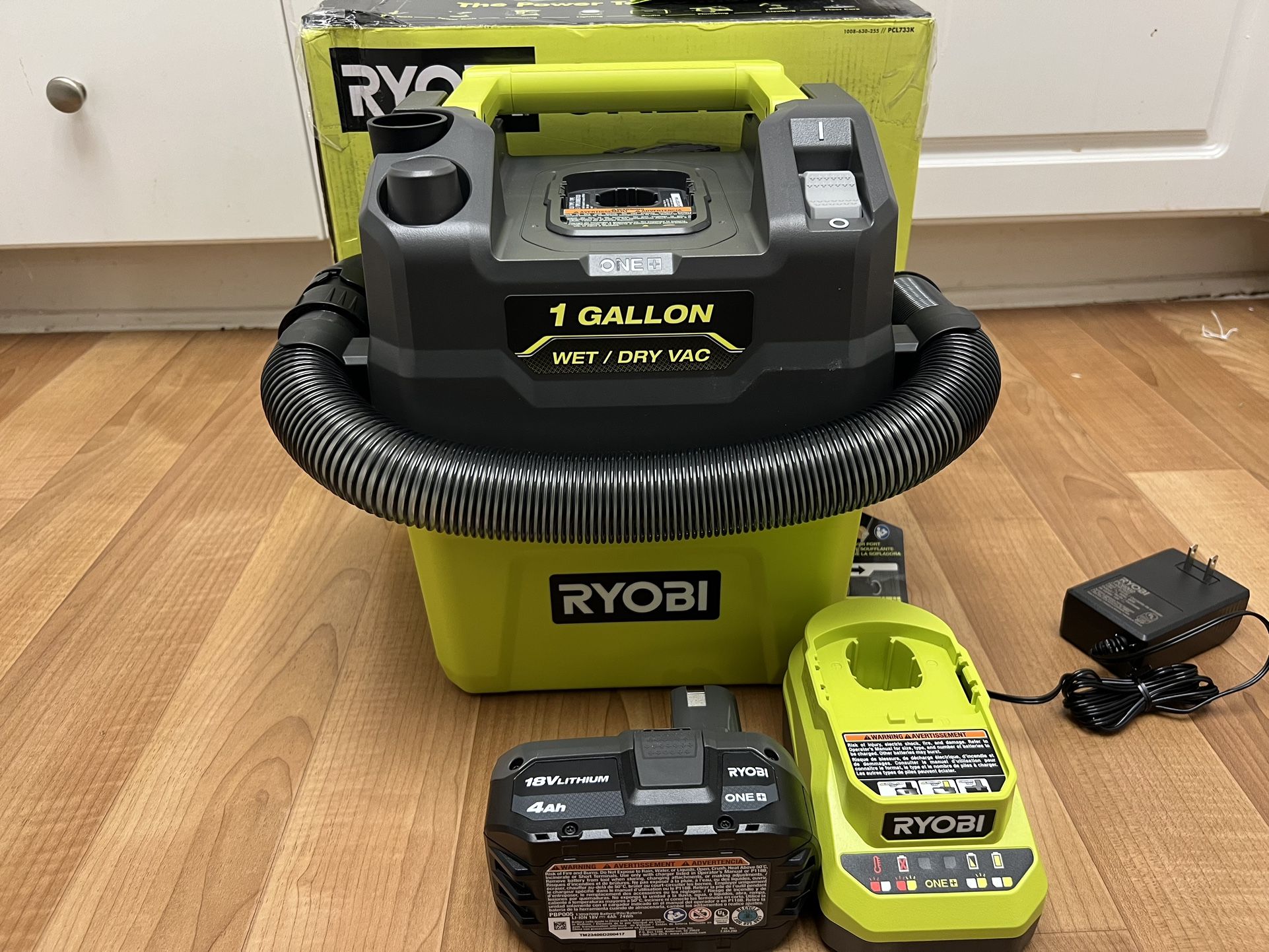 RYOBI ONE+ 18V Cordless 1 Gal. Wet/Dry Vacuum Kit with 4.0Ah Battery and Charger