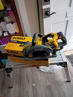 DeWalt FLEXVOLT DCS577B Circular Saw