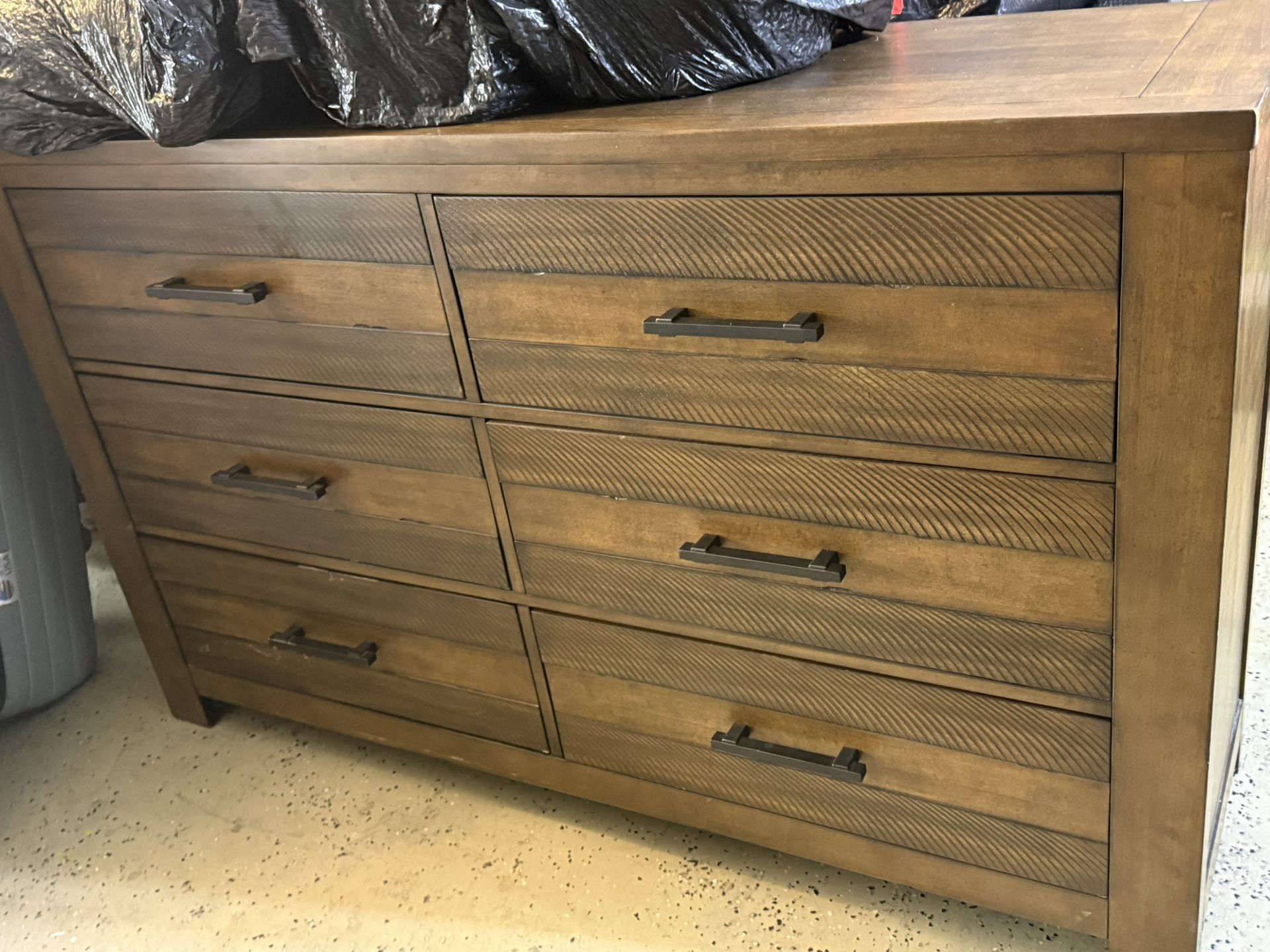 Dressed Cabinets With Ball Bearings Draws 6 Draws