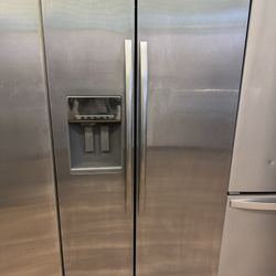 WHIRLPOOL  REFRIGERATOR  Delivery Available For Small Fee 🚛