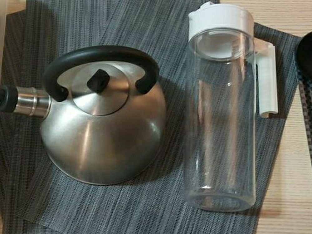 dish dry rack, household, dish dry rack, kettle, water bottle, tray, knives, pizza pan