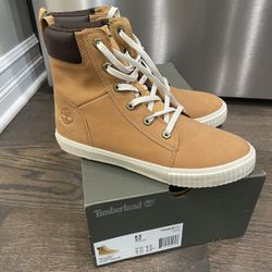 Timberland woman boots size 8.5 New