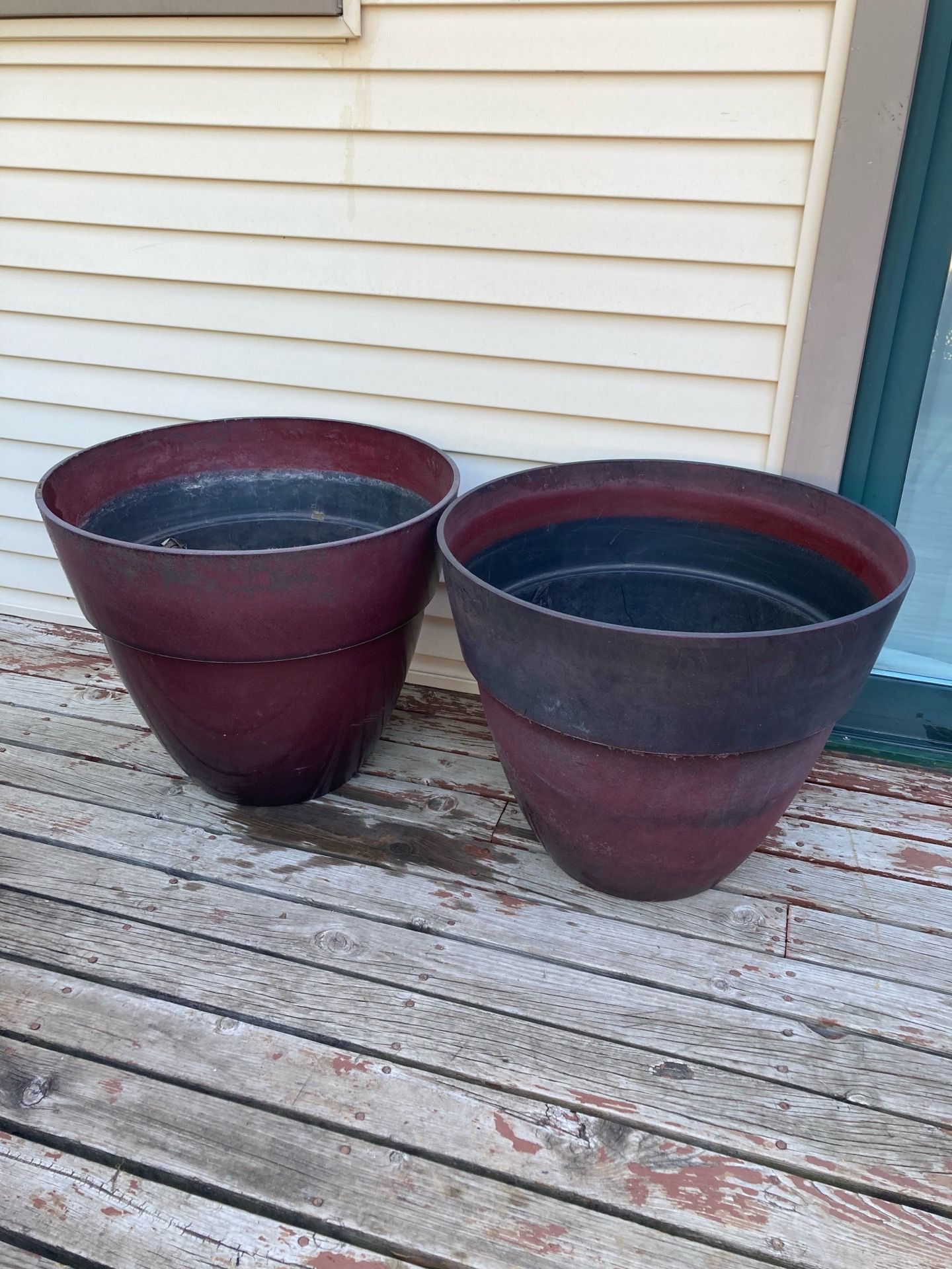 $4 each -2 Large plant pot/ heavy thick plastic/ 1 of the pots has a small hole and small crack in the middle/ see all pictures posted, pick up in Lak
