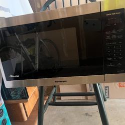 Panasonic 1.6 cu. ft. Stainless Steel Microwave - 1200W Inverter