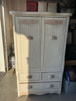 Full sized wicker bedroom set