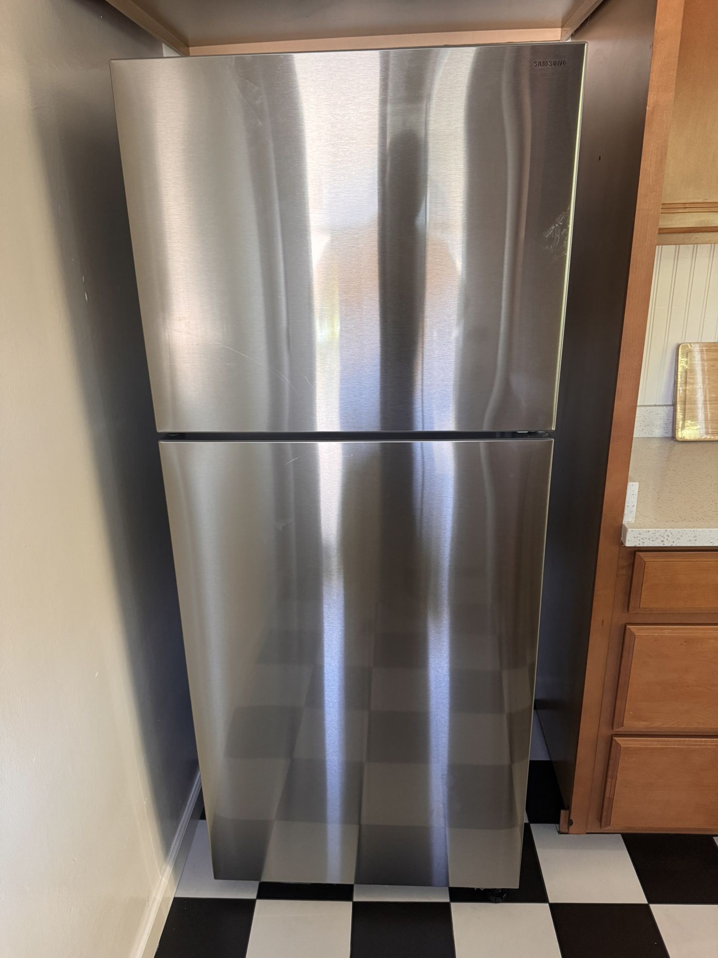Samsung 15.6 cu. Ft. Refrigerator Top freezer 