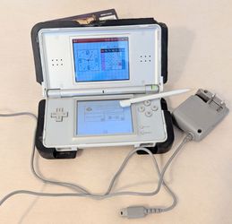 NINTENDO DS LITE USG-001 WHITE HANDHELD CONSOLE- USED.