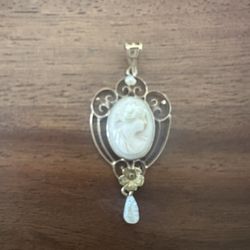 Antique Art Nouveau Gold Cameo Pendant