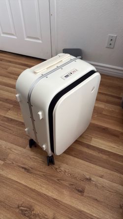 Lockable suitcase