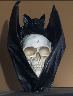 9" Bat & Skull Gothic Halloween Decor